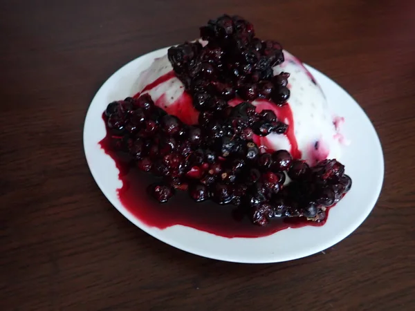 Orman çileği soslu tatlı vanilyalı puding.