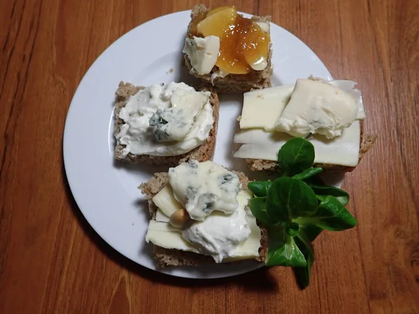 Fresh Portion Bread Cheese Salad — Stock Photo, Image