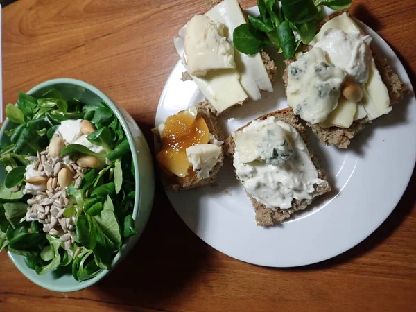 Peynirli ve salatalı taze ekmek. 