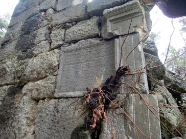 Trebenna 'nın harabesi antik şehir Antalya' nın yukarısındaki dağlarda Türkiye 'de tarihi bir lisyen usulü.