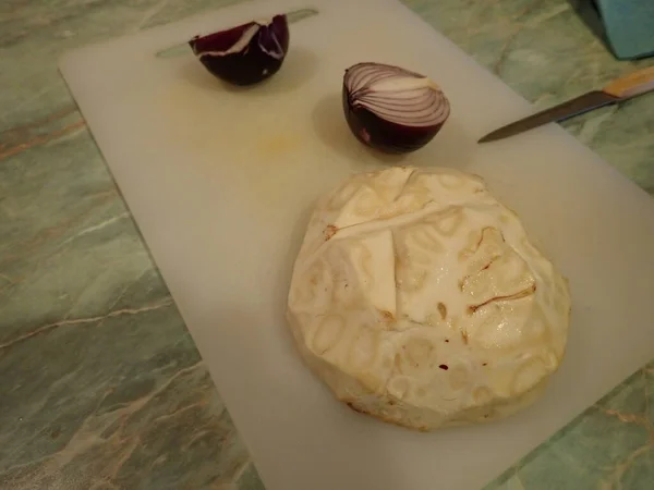 Cortando Cebolla Celulosa Una Pizarra Blanca Cocina — Foto de Stock