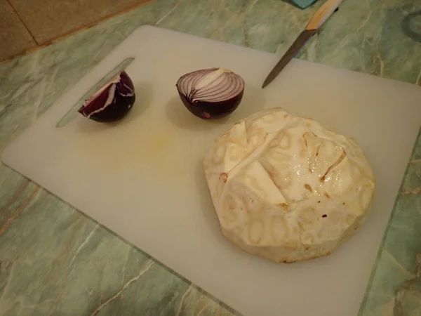 Cortando Cebolla Celulosa Una Pizarra Blanca Cocina —  Fotos de Stock