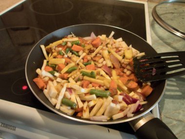 Vitamin dolu taze ev yapımı sıcak sebze salatası.