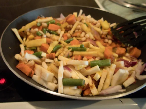 Verse Gezonde Zelfgemaakte Warme Groentesalade Vol Vitaminen — Stockfoto