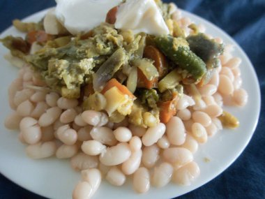 Vitamin dolu taze ev yapımı sıcak sebze salatası.