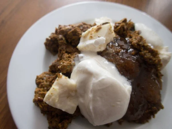 Portion Süßes Dessert Mit Sahne Und Plätzchen — Stockfoto
