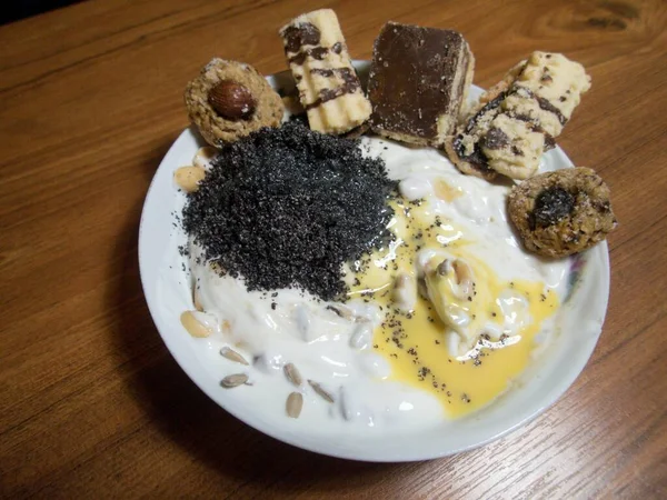 Porzione Dolce Deserto Con Panna Biscotto — Foto Stock