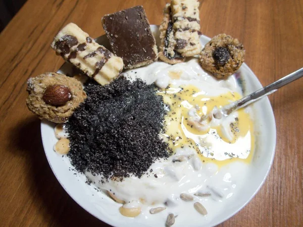 Porção Deserto Doce Com Creme Biscoito — Fotografia de Stock