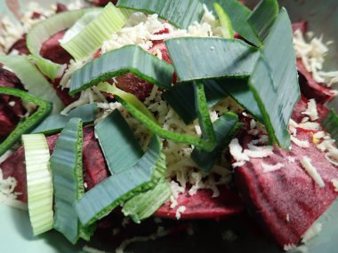 Bir porsiyon taze sağlıklı pancar sebze salatası.