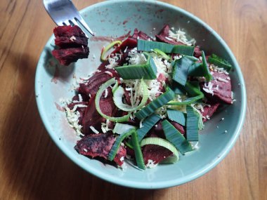 Bir porsiyon taze sağlıklı pancar sebze salatası.