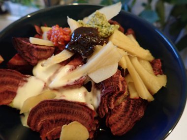 Bir porsiyon taze sağlıklı pancar sebze salatası.