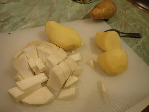 Tagliare Verdure Crude Fresche Una Minestra Asse Bianca — Foto Stock