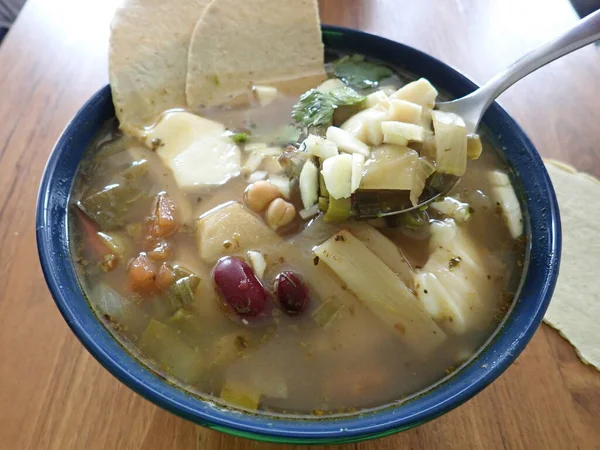 Portie Een Kom Van Een Smakelijke Groentesoep — Stockfoto