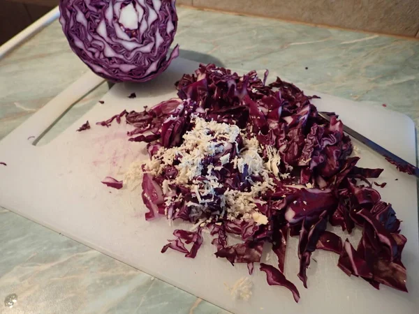 Taze kırmızı lahana salatası için ev yapımı hazırlık. 