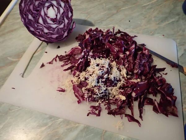 新鮮な健康的な赤キャベツサラダの自家製準備 — ストック写真
