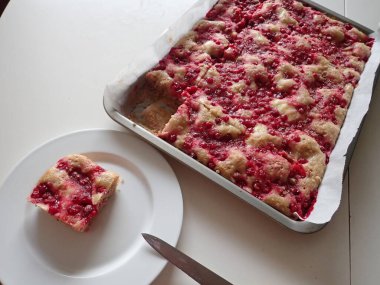 Mutfakta ev yapımı çilekli pasta hazırlıyorum.