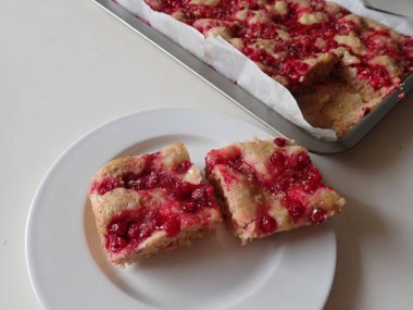 Mutfakta ev yapımı çilekli pasta hazırlıyorum.