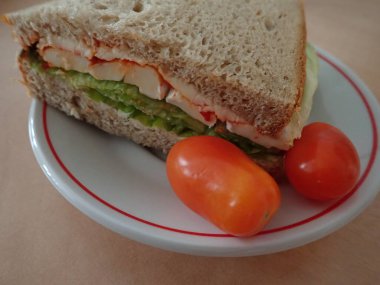 Peynirli ve sebzeli taze ekmek sandviçi.