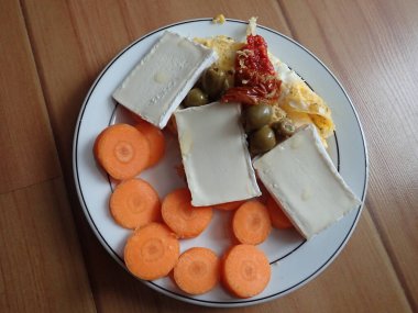 Çırpılmış yumurta, sebze ve peynir tabağı.