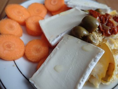 Çırpılmış yumurta, sebze ve peynir tabağı.