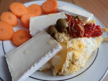 Çırpılmış yumurta, sebze ve peynir tabağı.