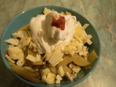 Bir kase sağlıklı salata ve lahana.