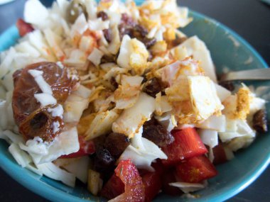 Bir kase sağlıklı salata ve lahana.