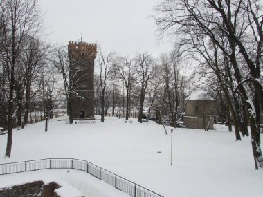 Kışın Ciaszyn şehir merkezindeki tarihi kulede
