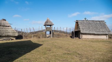 Orta Avrupa 'daki ortaçağ mimari konutlarının tarihi mahkeme kopyası