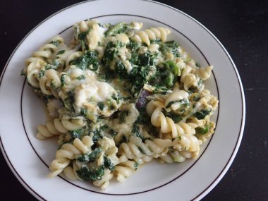 Taze sağlıklı sebzeli makarna salatası soğuk yemek olarak servis edilir.