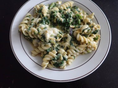 Taze sağlıklı sebzeli makarna salatası soğuk yemek olarak servis edilir.