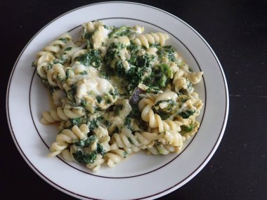 Taze sağlıklı sebzeli makarna salatası soğuk yemek olarak servis edilir.