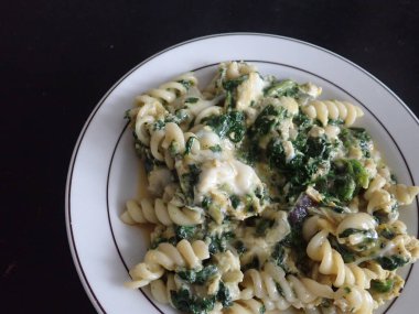 Taze sağlıklı sebzeli makarna salatası soğuk yemek olarak servis edilir.