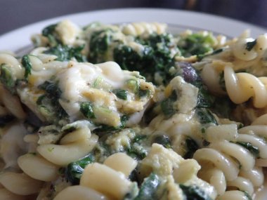 Taze sağlıklı sebzeli makarna salatası soğuk yemek olarak servis edilir.