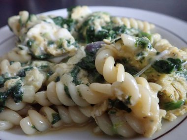 Taze sağlıklı sebzeli makarna salatası soğuk yemek olarak servis edilir.