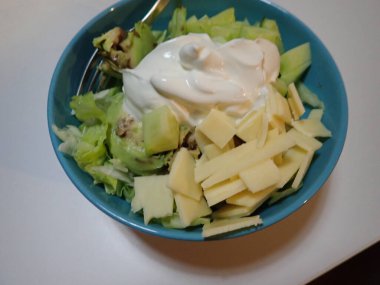 Taze sağlıklı avokado ve peynir salatası.