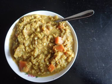 Bir kase sebzeli Hint mercimek çorbası.