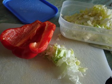 Mutfakta salata için doğranmış taze yeşil marul.