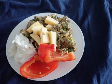 Taze sebze ve mantar salatası tabakta servis edilir.