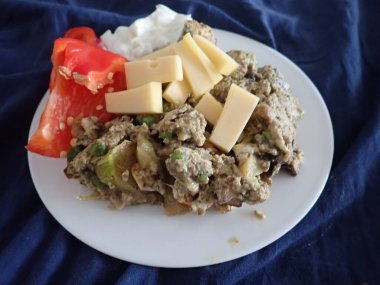 Taze sebze ve mantar salatası tabakta servis edilir.