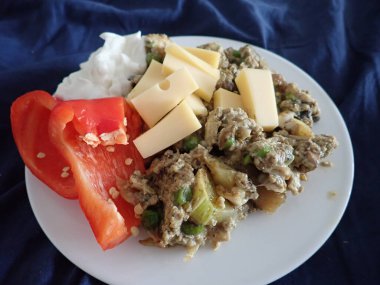 Taze sebze ve mantar salatası tabakta servis edilir.