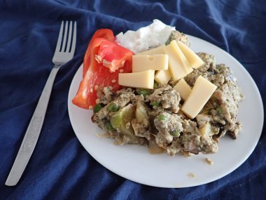 Taze sebze ve mantar salatası tabakta servis edilir.