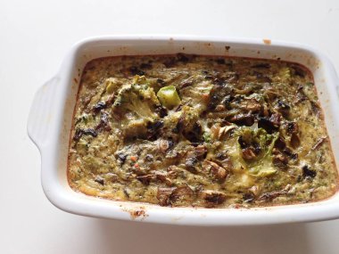 Pişirme kabında taze ev yapımı sebze yemeği