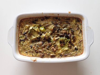 Pişirme kabında taze ev yapımı sebze yemeği