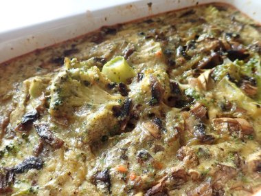 Pişirme kabında taze ev yapımı sebze yemeği