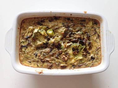 Pişirme kabında taze ev yapımı sebze yemeği