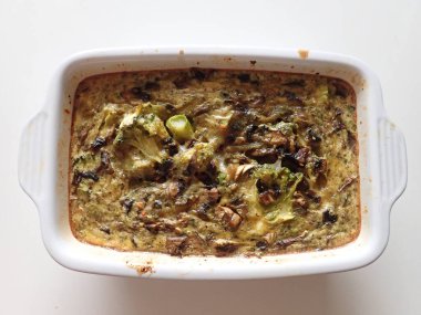 Pişirme kabında taze ev yapımı sebze yemeği