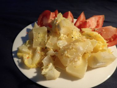 Çırpılmış yumurta ve sebze.  