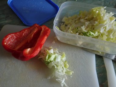 Mutfakta salata için doğranmış taze yeşil marul.