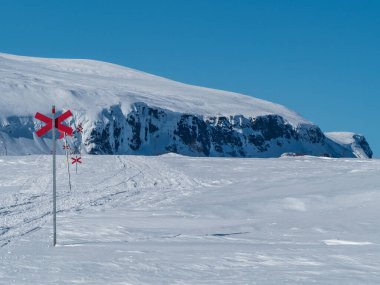 İsveç 'teki Sarek Ulusal Parkı' nın güzel, karlı kış manzarası